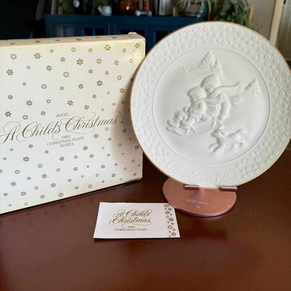 AVON "A CHILD'S CHRISTMAS" PORCELAIN PLATE TRIMMED WITH 24K‎ GOLD